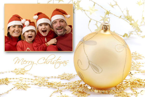 Weihnachtskarte mit goldener Baumkugel und Lametta